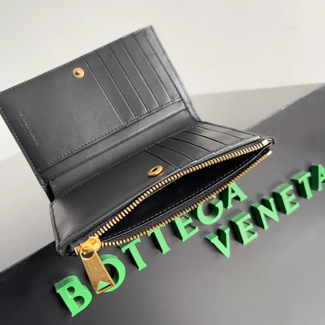 Batch 960 of BOTTEGA VENETA’s new woven small wallets are now shipping! ! ! 🥰🥰Made of carefully selected first-layer sheepskin fabric, this small luxury wallet has an elegant appearance and is also full of practicality. It can store change, driver's license and various cards at the same time. It is so small that it can be put in your pocket and carried with you. It is really convenient [Applause][Applause] Style No.: 667468 Size: 14.5*9.3*2cm